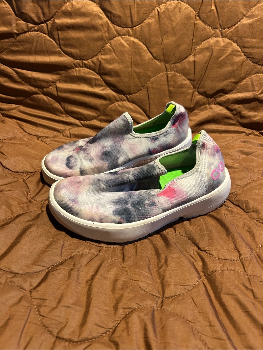 OOFOS Kids Slip-On Sneakers in Tie-Dye Pink, Gray & Green